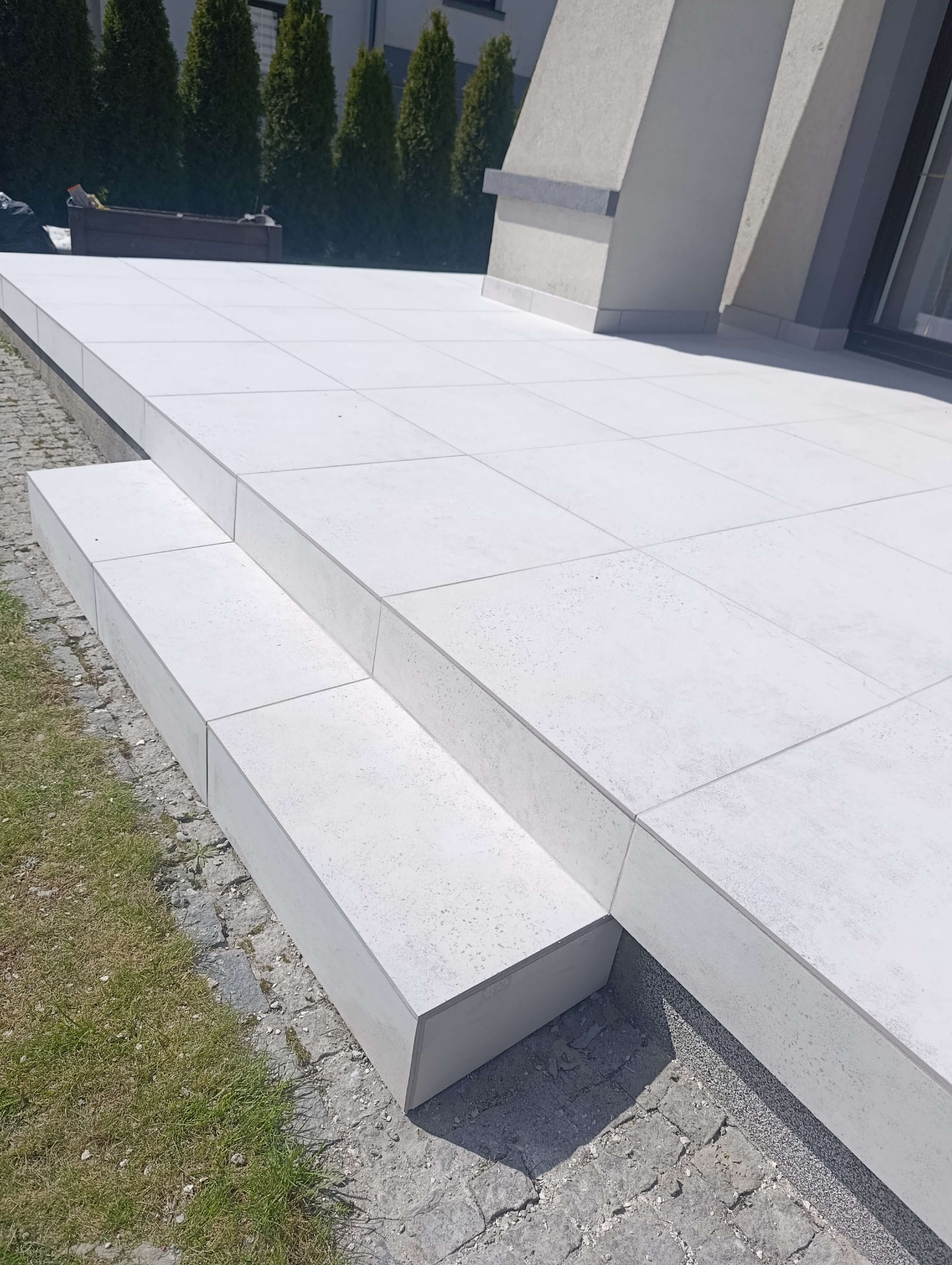 Wykończenie schodów zewnętrznych gresem - detale